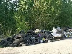 Даже после реконструкции улицы, тротуар не восстановлен, мусор полностью не вывезен