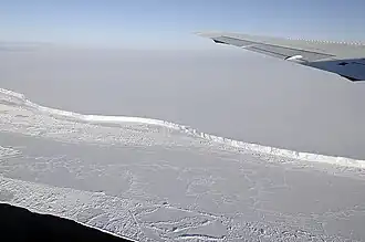 Вид на шельфовый ледник Бранта во время первого полета в рамках кампании Operation IceBridge в Антарктиде 2011 года с DC-8 НАСА