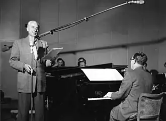 Вилли Шнайдер (слева) и Ганзейский оркестр во время репетиции в студии WDR (февраль 1954)