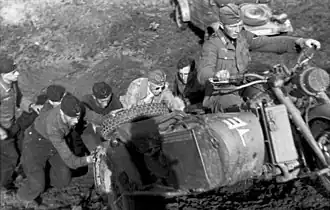 Солдаты толкают мотоцикл 6-й танковой дивизии,  лето 1943 года