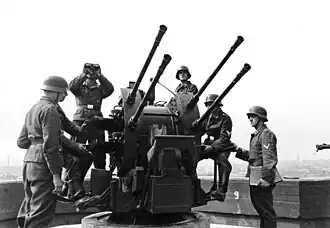 Расчёт 2 cm FlaK-Vierling 38 на башне Flakturm, 1943 год.