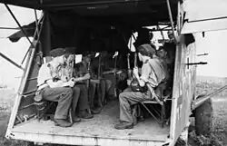 Внутри фюзеляжа. Видна трубчатая конструкция машины.