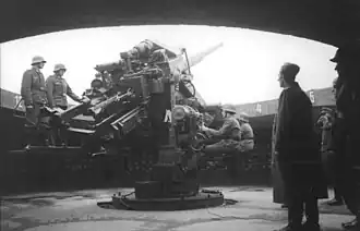 Орудийный расчёт ПВО у 128-мм зенитного орудия на зенитной башне