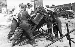 Установка на пусковую раму реактивных снарядов в укладочных упаковках-направляющих