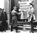 Бойцы СА во время бойкота еврейских магазинов 1 апреля 1933 года в Берлине.