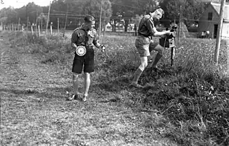 Два члена Гитлерюгенда прокладывают полевые телефонные кабели во время военной подготовки, 1933