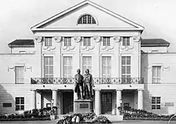 Bundesarchiv Bild 183-15436-0010, Weimar, Nationaltheater, Denkmal Goethe-Schiller.jpg