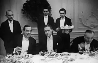 Томсен (сидит в центре) на приёме в отеле «Эспанада» (Берлин, 1930).