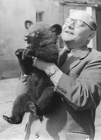 Генрих Дате с кошачим медведем (1964)