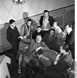 Максим Валлентин (в центре) с группой актёров берлинского  Театра им. Максима Горького