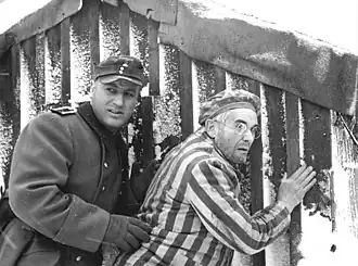 М. М. Мельман в фильме «Wege übers Land» (1968), справа, в роли проф. Пинарского