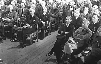 Госсекретарь министерства иностранных дел Итальянской социальной республики Серафино Маццолини (второй слева) на собрании в лагере военнопленных по поводу перевода интернированных итальянцев на гражданскую работу, август 1944 года