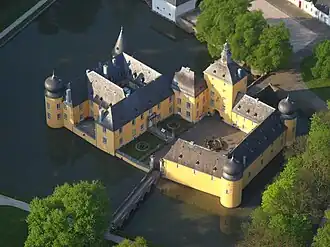 Вид замка с высоты птичьего полёта