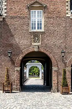 Проход через башню с воротами