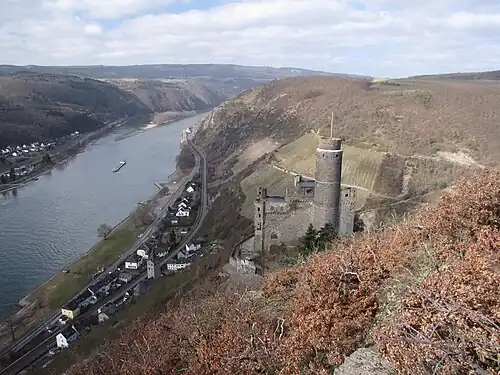 Вид замка с вершины близлежащей горы