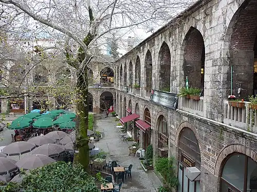 Вид на галереи первого и второго этажа во дворе