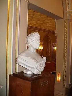 Бюст в Национальной опере в Бухаресте