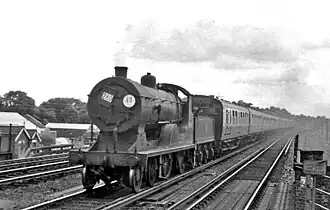 D15 № 30467 с субботним поездом от Лаймингтонского пирса к экспрессу до Ватерлоо проходит станцию Западный Уэйбридж