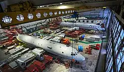 Цех завода с ремонтируемыми самолётами Ил-18