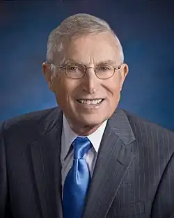 Кларенс Арлен Бим[англ.], окончил колледж в 1965, Судья Апелляционного суда восьмого округа США.