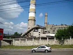 Вид на главное здание Кишинёвской ТЭЦ-1 и часть трубы