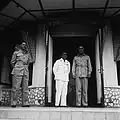 Чокорда Где Рака Сукавати (слева, в белом) и голландский полковник Шефелаар. 1948 или 1949 год