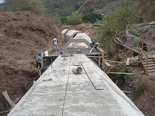 Строительство водопровода около Пенья-Колорады