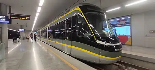 Поезд CRRC в метро Порту