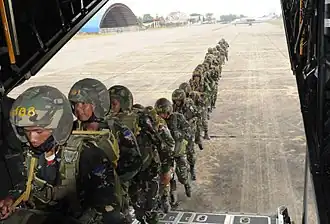 Камбоджийские парашютисты