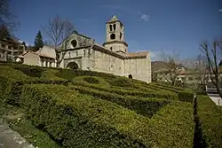 Вид на церковь среди садов.