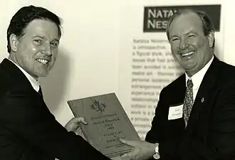 Карим Альрави получает Канадскую национальную премию драматургов 1999 года от Джона Теннанта, канадского консула, Мичиган, США