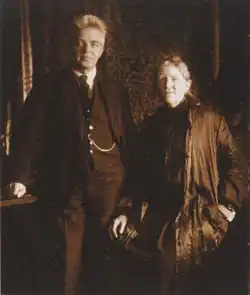 Нильсен со своей женой