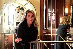 Кароль Кретьенно, дочь владельцев кафе де Флор и «Клозери де Лила» и соосновательница премии Флоры, в зале кафе де Флор (2017)