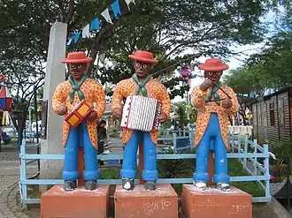 Традиционный состав аккомпанемента: барабан, аккордеон и треугольник. Каруару, штат Пернамбуку