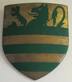 Зелёный лев и три зелёных полосы на золотом поле.