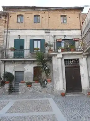 Дом, в котором родился Франческо Ла Кава ─ итальянский врач и литератор.