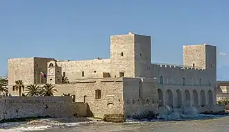 Фасад замка в Трани