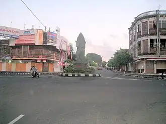 Статуя в Делод-Пекен[индон.]