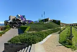 На винодельне Marqués de Riscal(архитектор Фрэнк Гери)
