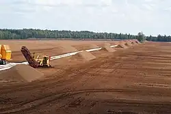 Промышленная уборка торфа на болоте Ценас, Латвия