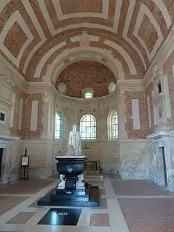 Цилиндрический и полукупольный своды капеллы замка Ане