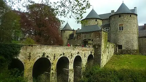 Каменный мост, ведущий к воротам замка