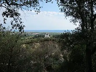 Замок на фоне окрестных гор и долин