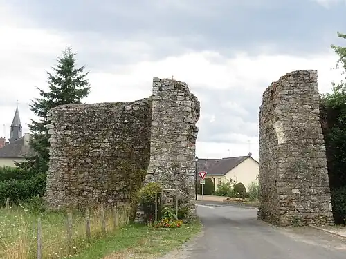 Фрагменты крепостных стен в Шатле