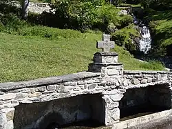 Фонтан и крест