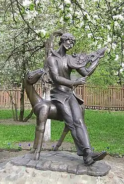 Памятник М. Шагалу у дома, в котором жил художник