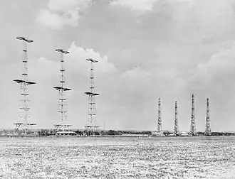 Вышки для передающих (три слева) и приёмных (четыре справа) антенн