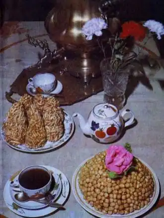 Бухарское калеве (слева) и чак-чак