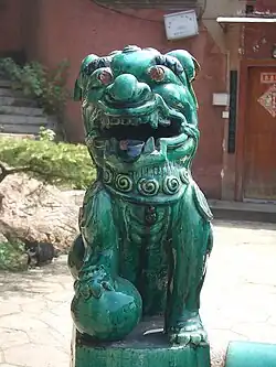 Весёлый лев в таоистском  Храме Вечной весны[кит.], Ухань