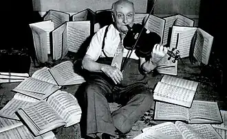 Ч. В. Рыхлик с 25 томами своей «Энциклопедии скрипичной техники»